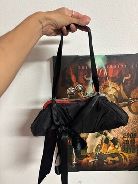 🖤 Vintage Black Satin Clutch w/ Kiss Lock & Versatile Ribbon Strap 🖤